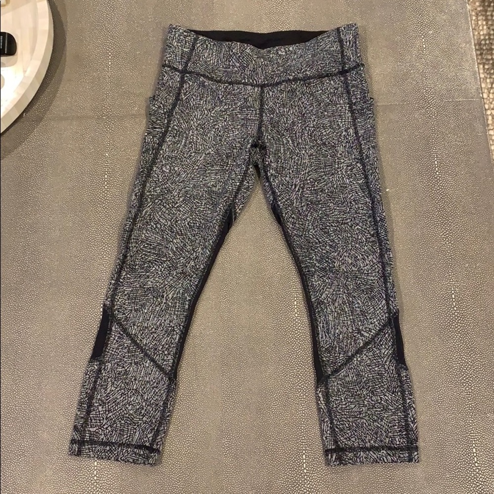 Lululemon black and white cropped leggings